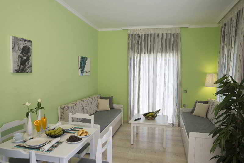 Elia Stalos Apartments Agia Marina Exterior foto